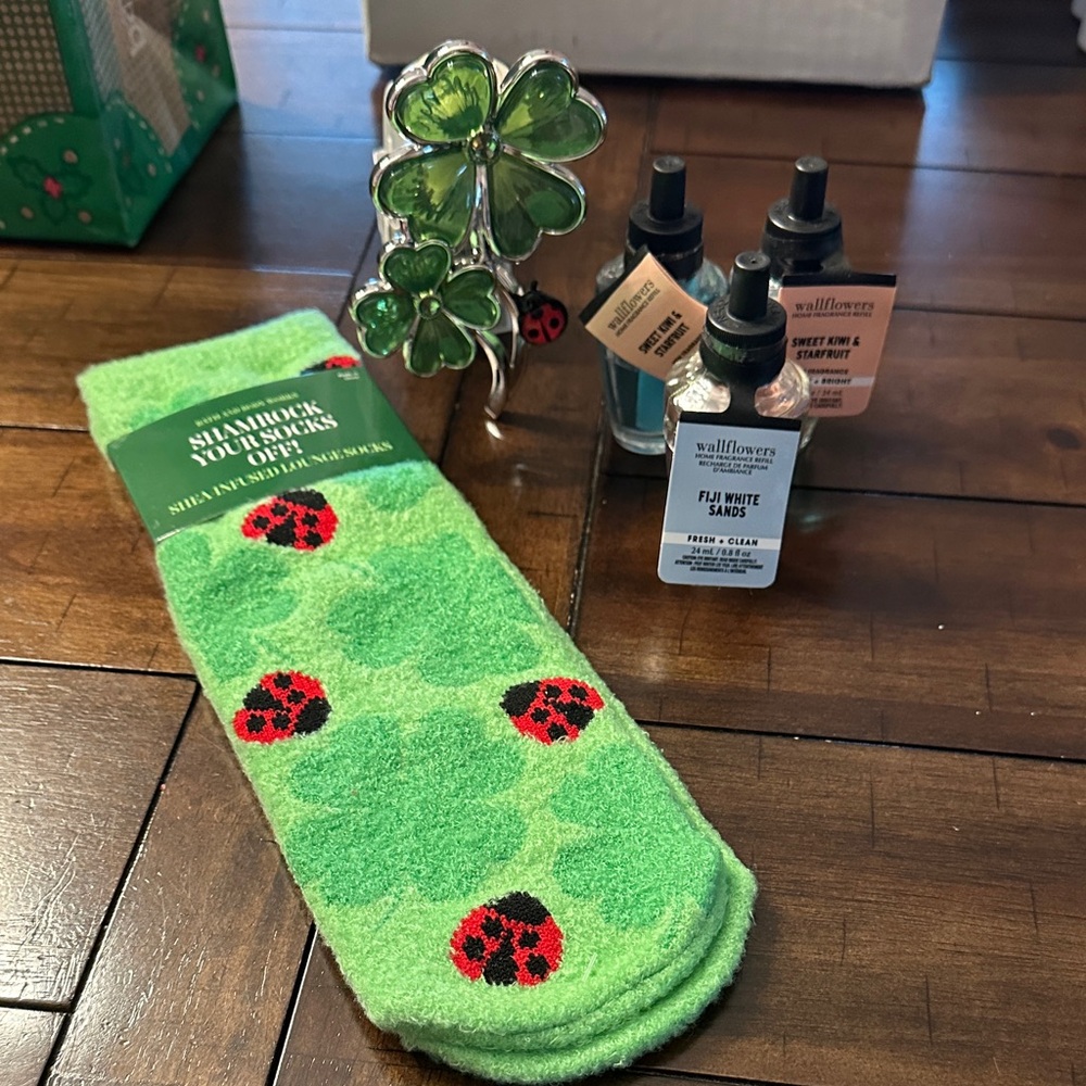 Bath & Body Works Shamrock Wallflower plug with shamrock socks